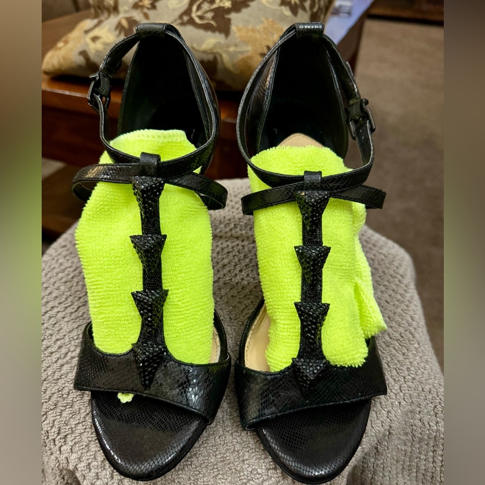 Gianni Bini Black stilettos size 9 (108)